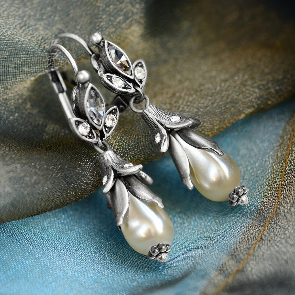 Pendientes de plata con perlas y lirios florales