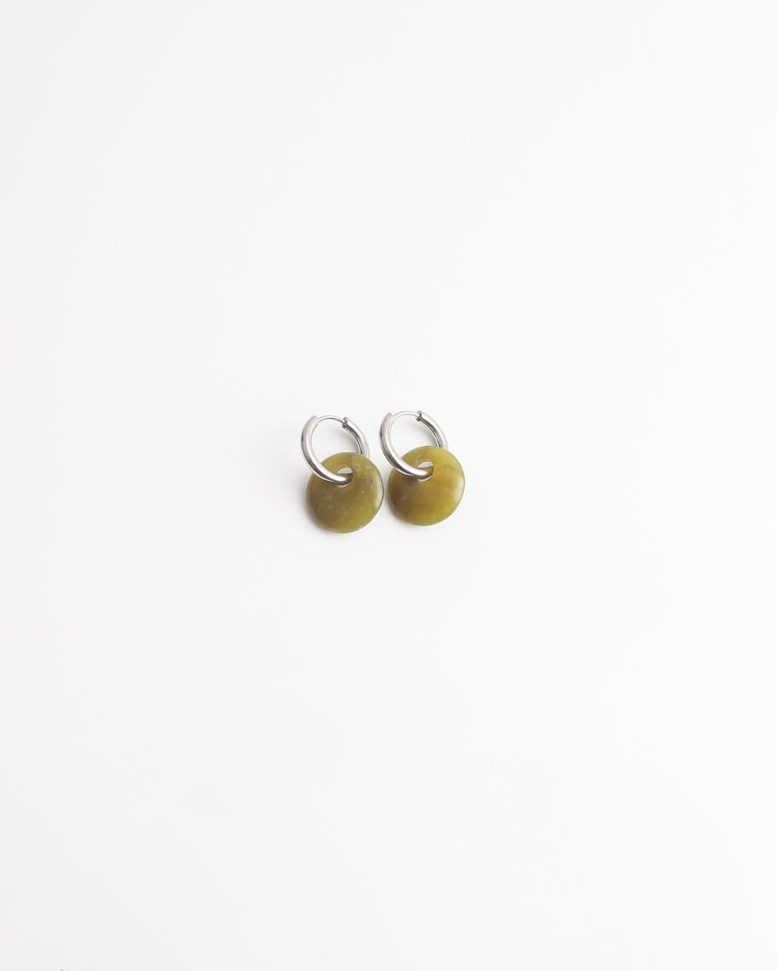 Aretes de aro redondos de piedra