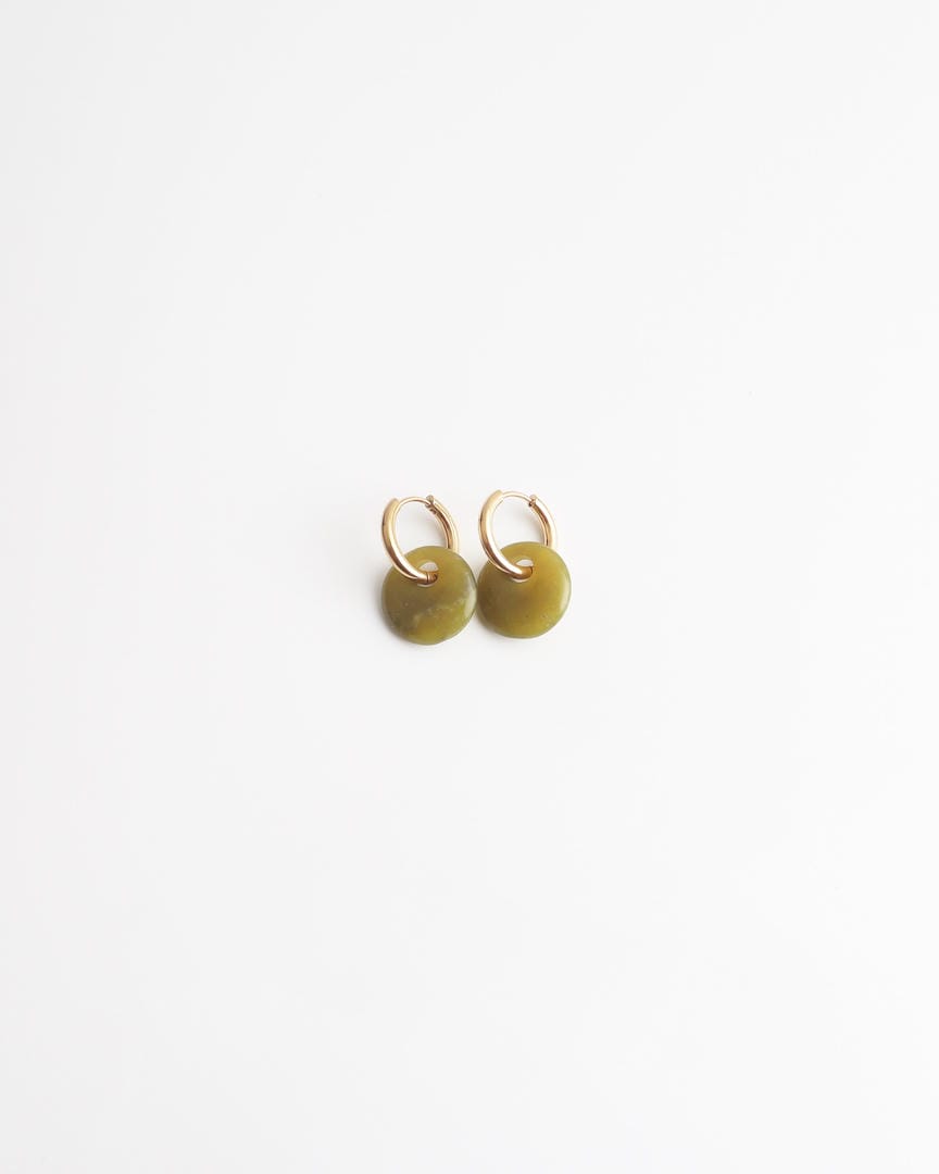 Aretes de aro redondos de piedra