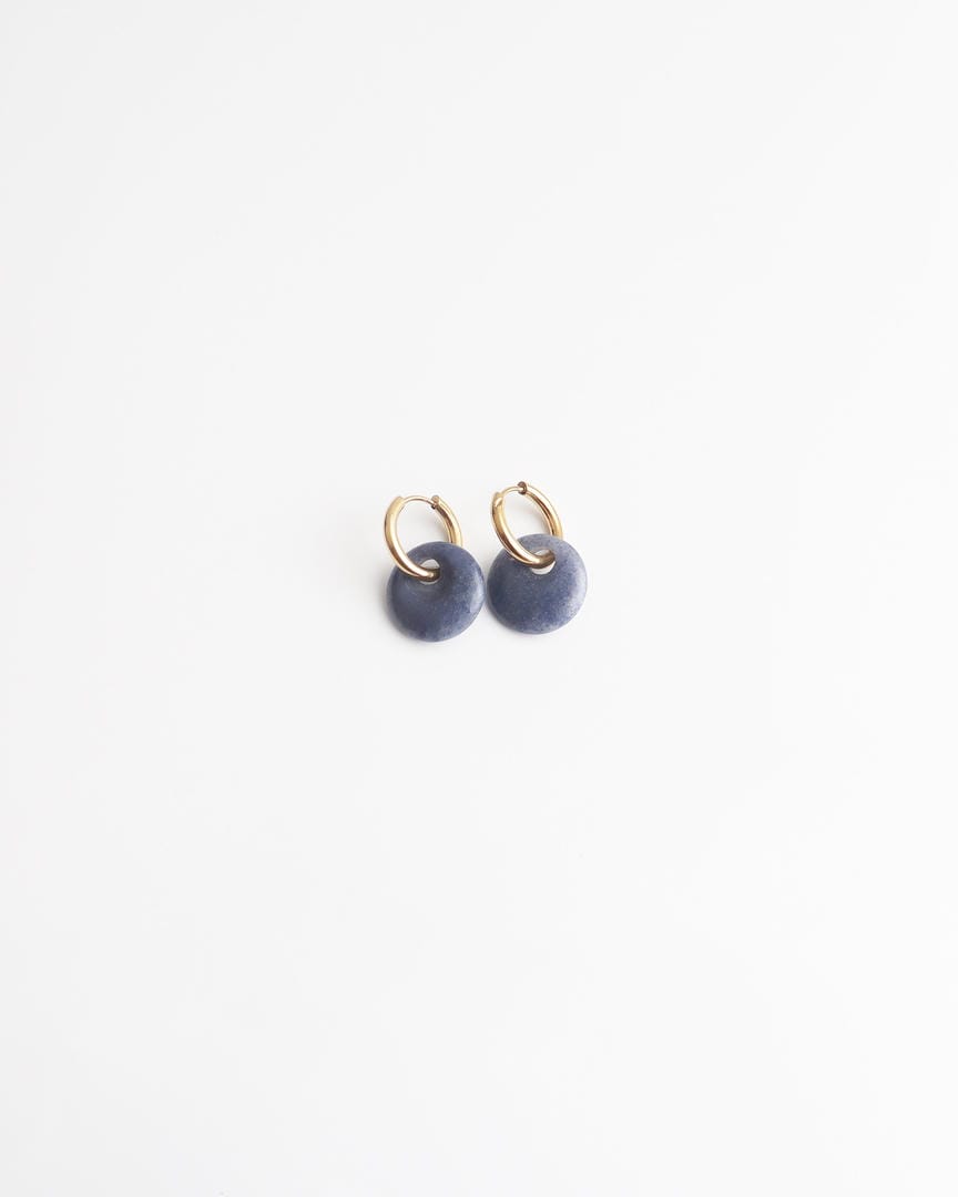 Aretes de aro redondos de piedra