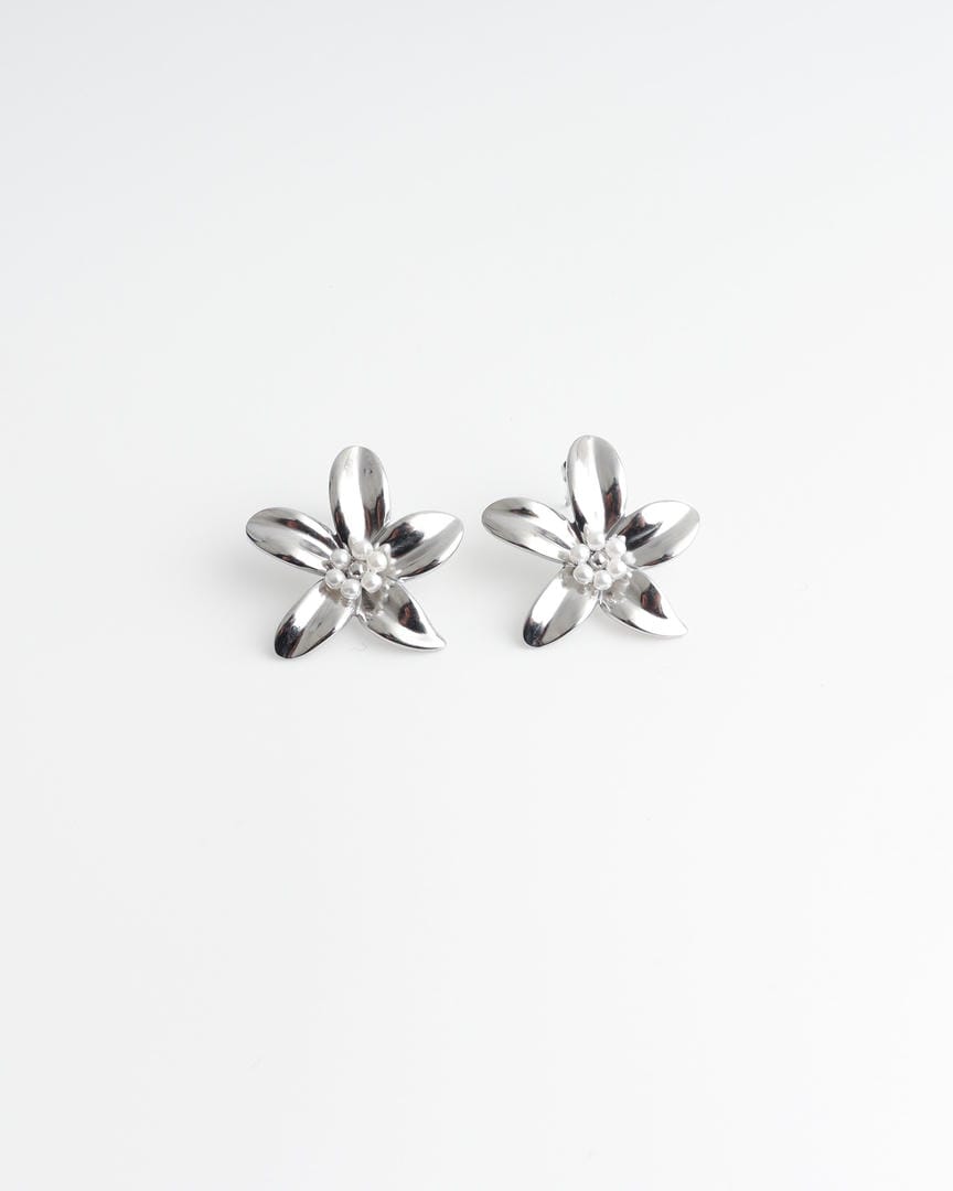 Pendientes con perla de flor con baño en tono dorado