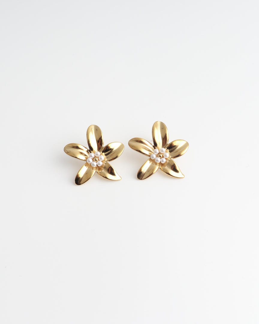 Pendientes con perla de flor con baño en tono dorado