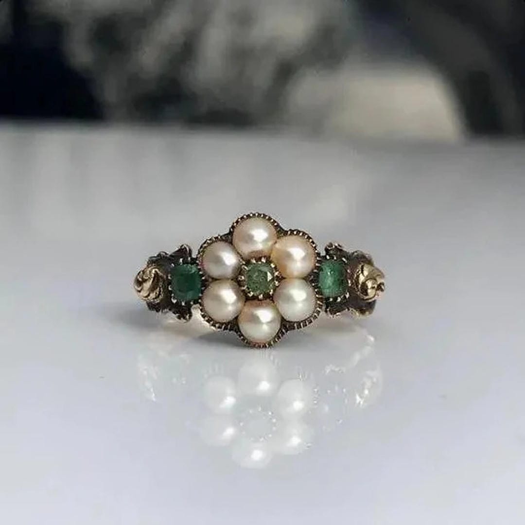 Anillo vintage con cuentas verdes y forma de flor