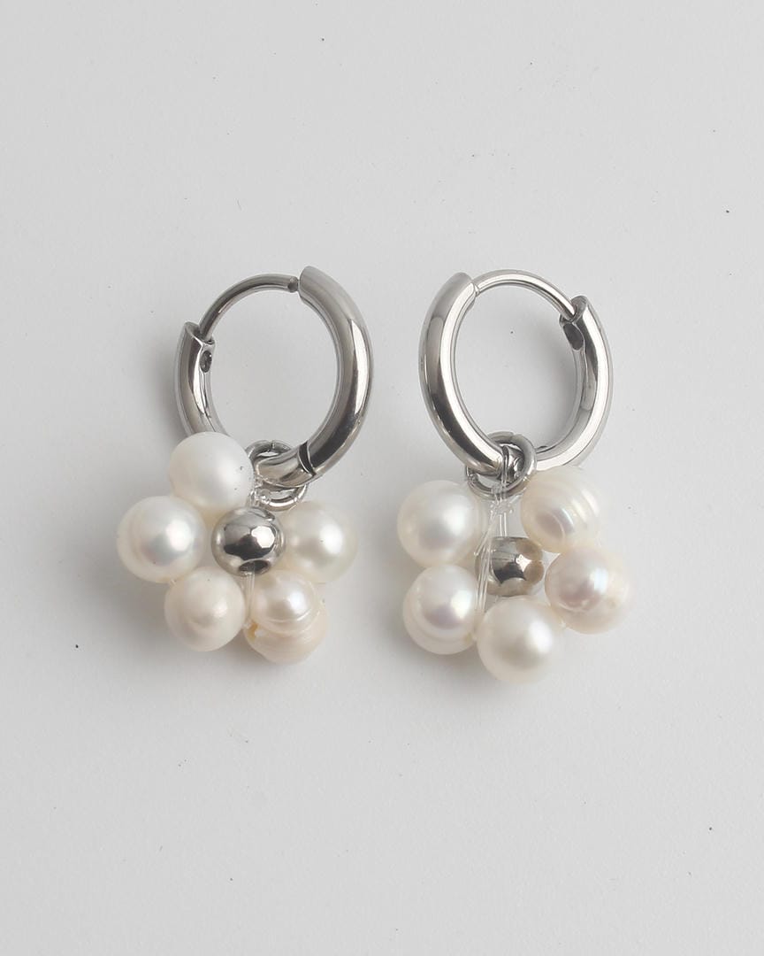 Pendientes de aro con perlas y flores