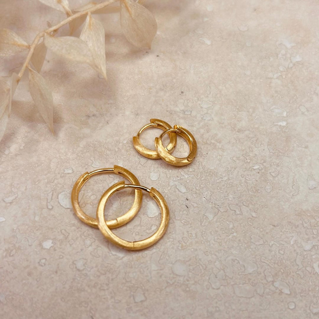 Juego de 2 pares de aros minimalistas de oro cepillado