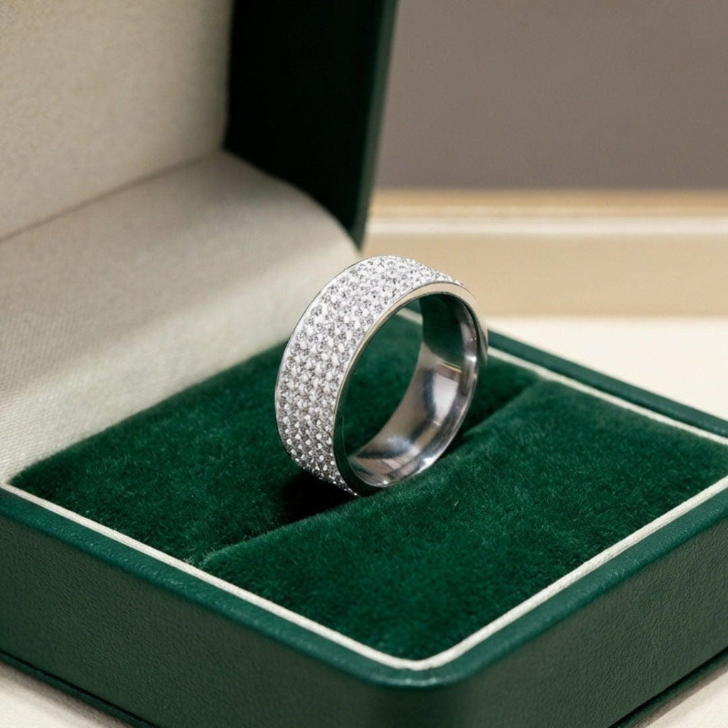Anillo Pavelli con banda de cristal
