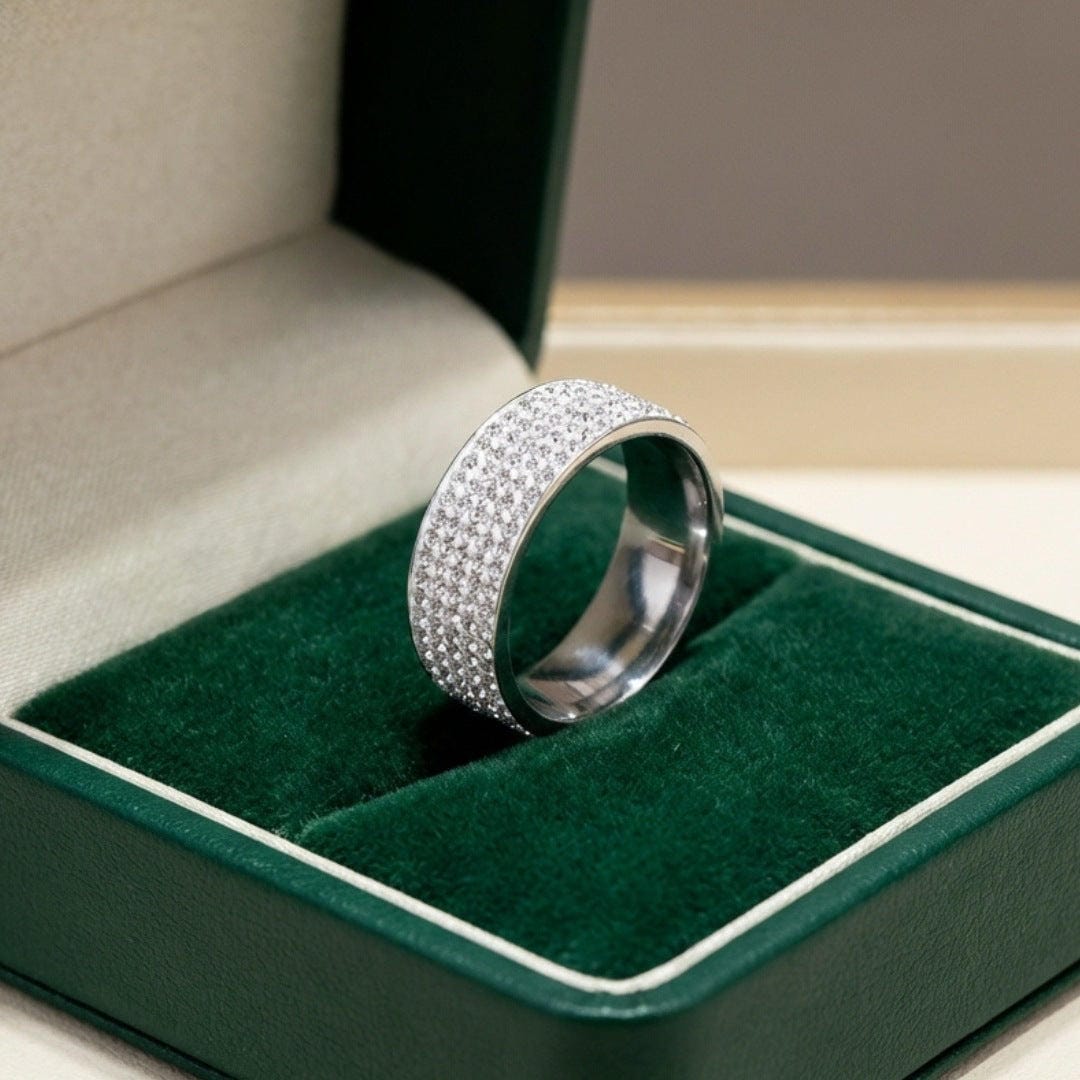 Anillo Pavelli con banda de cristal
