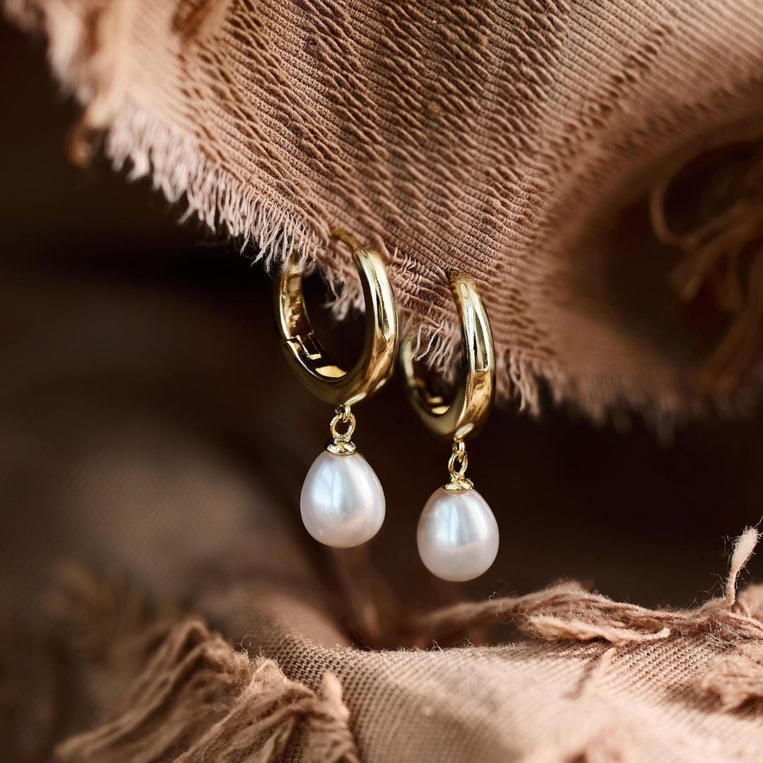 Pendientes de aro clásicos con perlas colgantes