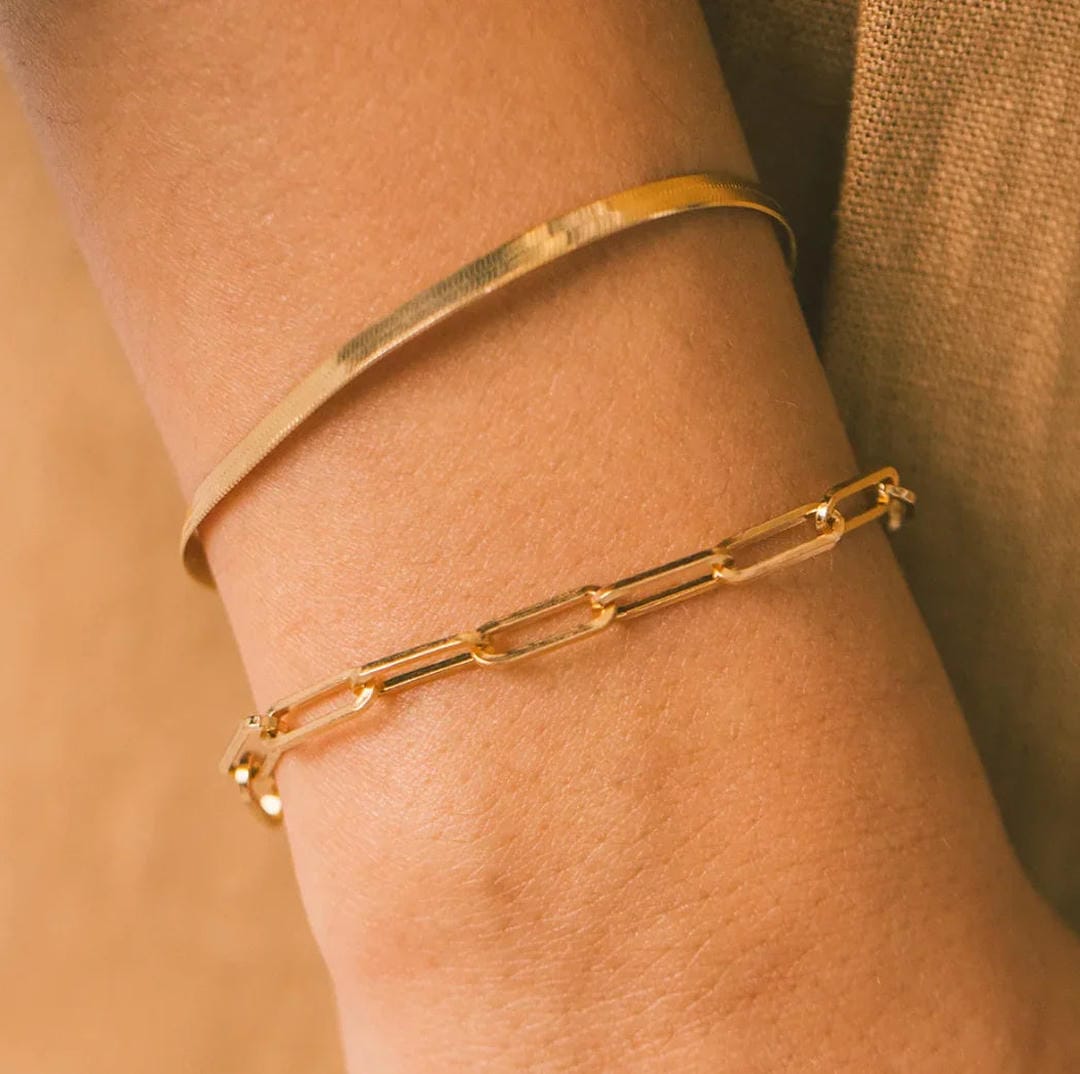 Elegante pulsera de clips dorados