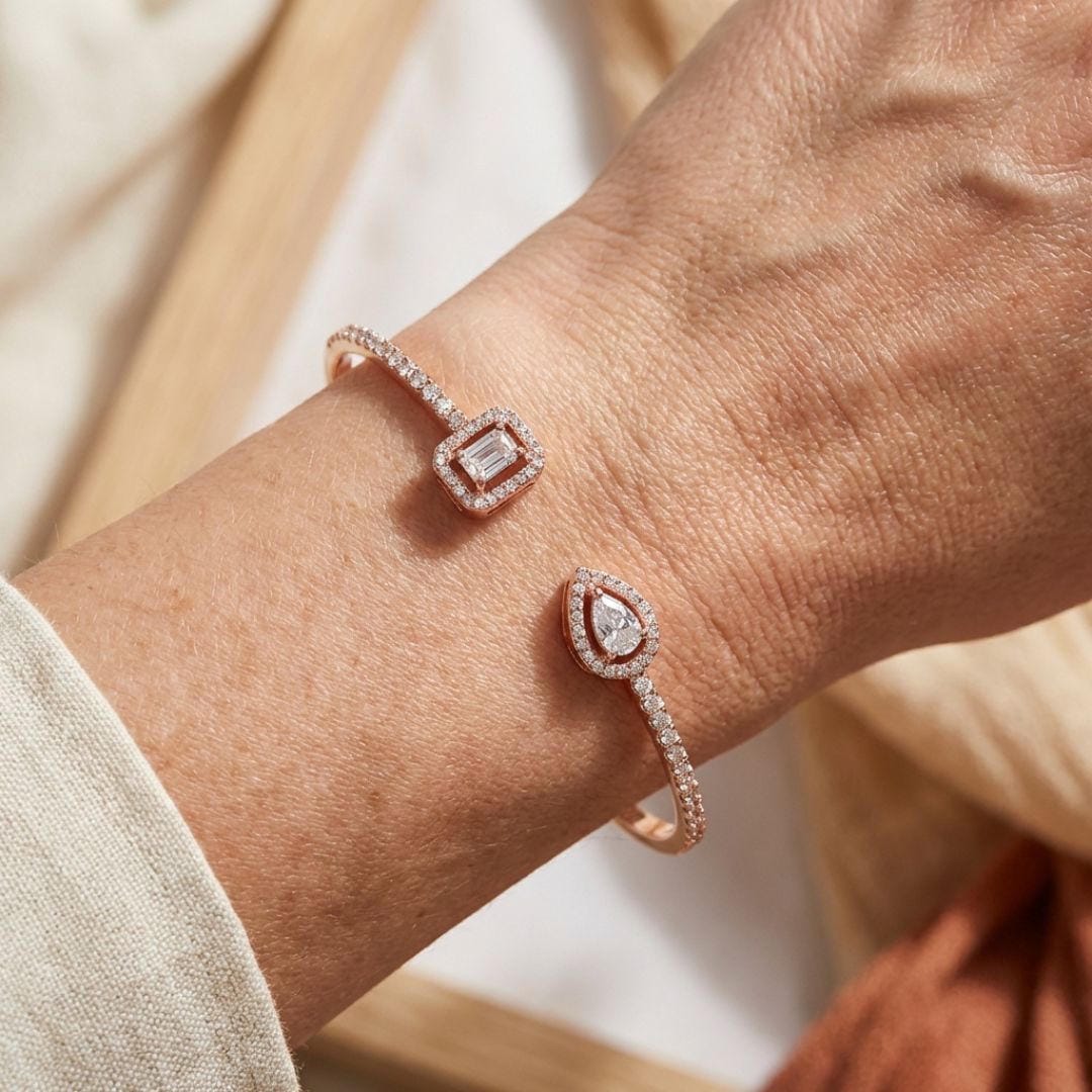 Pulsera de puño abierto con dos piedras de oro