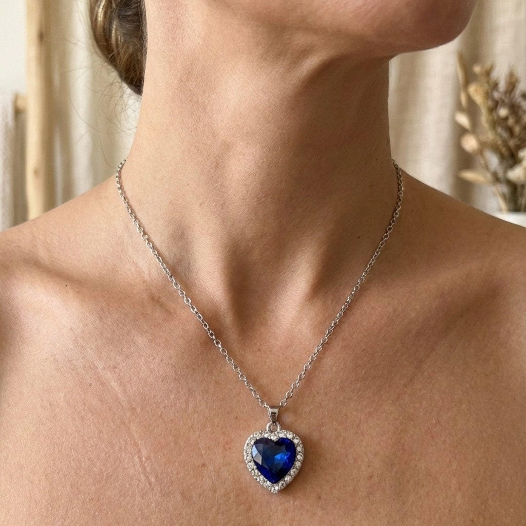 Collar con colgante de corazón de zafiro