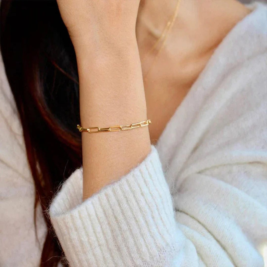 Elegante pulsera de clips dorados