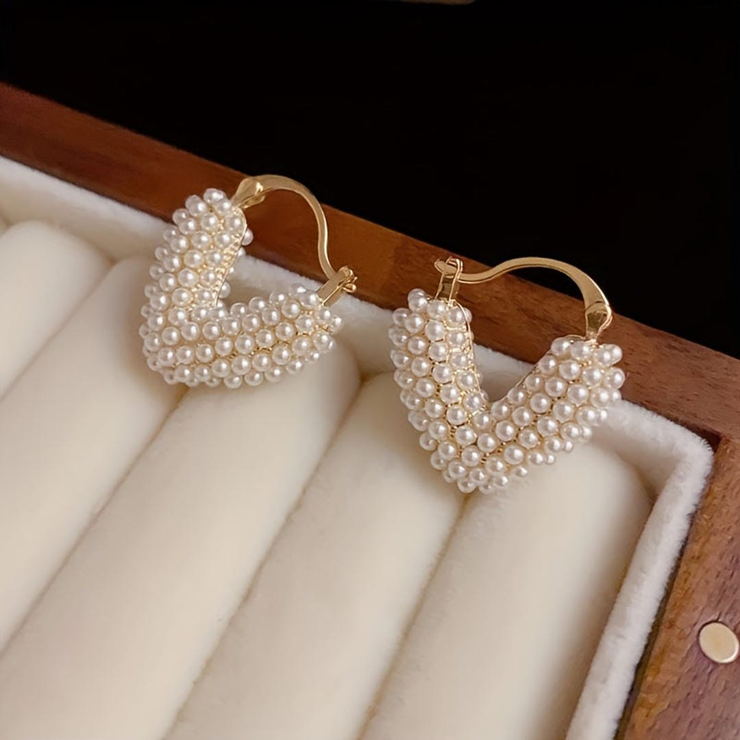 Pendientes Huggie de Corazón con Cuentas