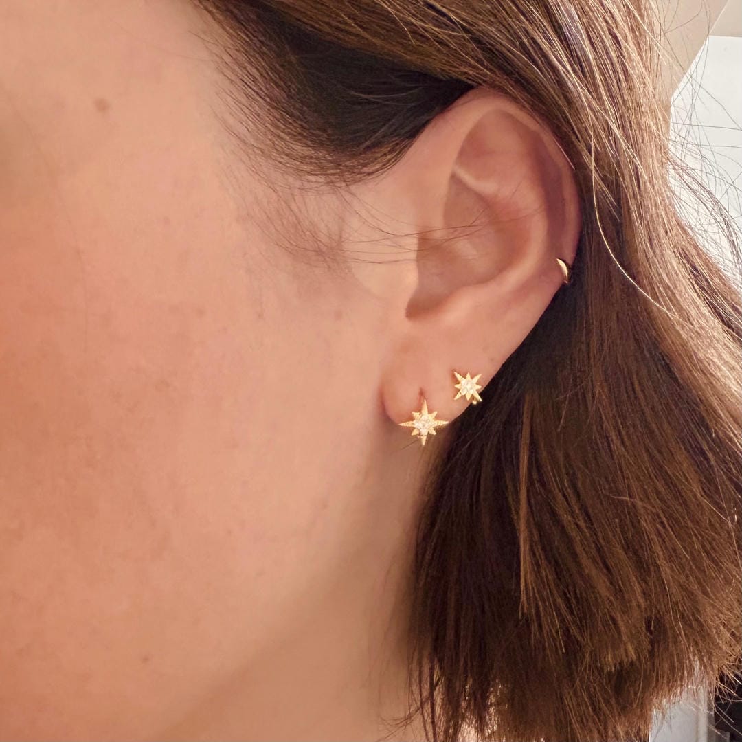 Juego de 2 pares de aretes de aro pequeños con estrella de cristal dorada