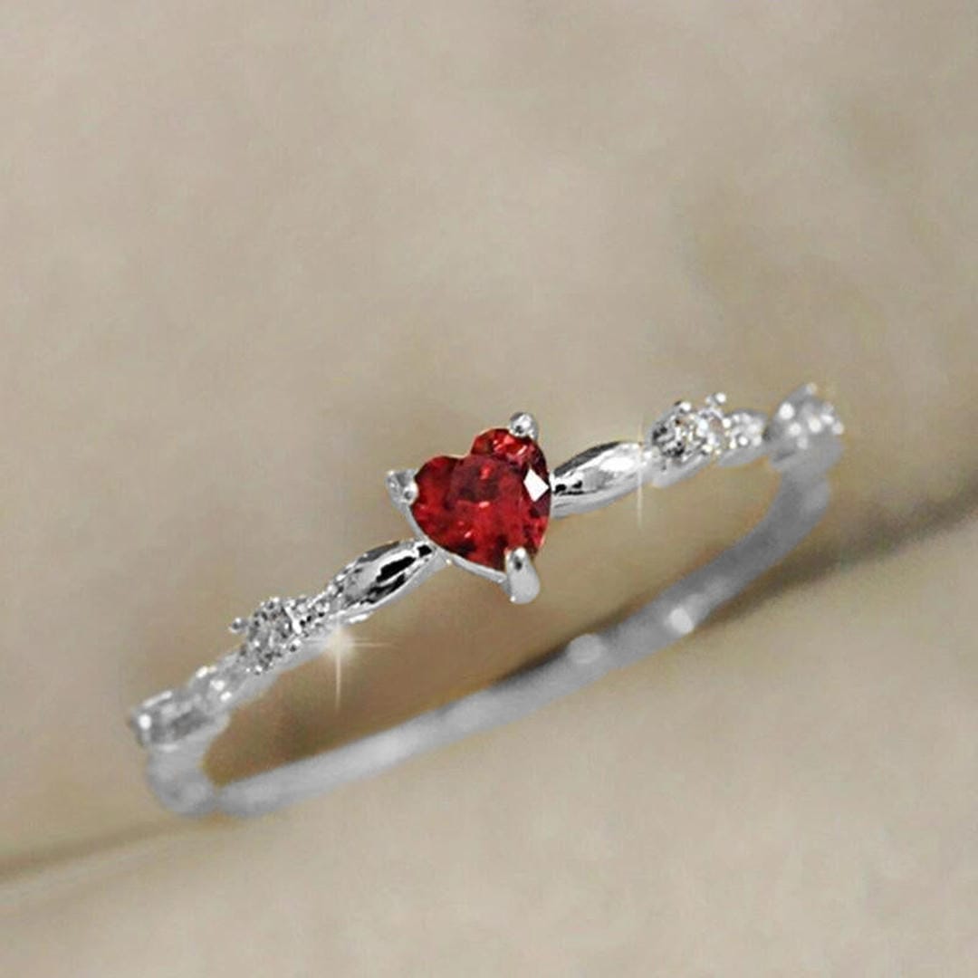 Anillo de rubí con corazón pequeño