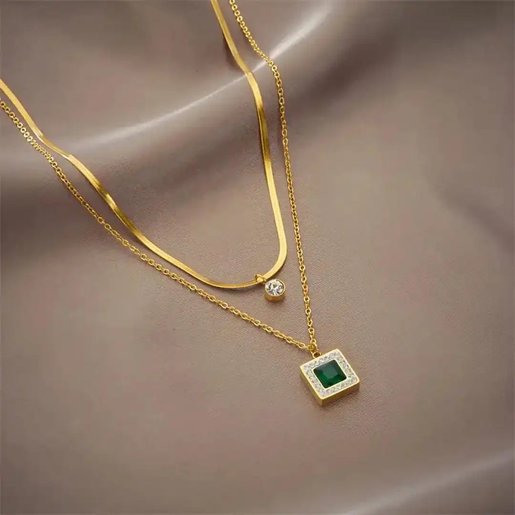 Collar doble de oro en capas con esmeraldas