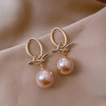Elegantes pendientes de perlas rosas con caída