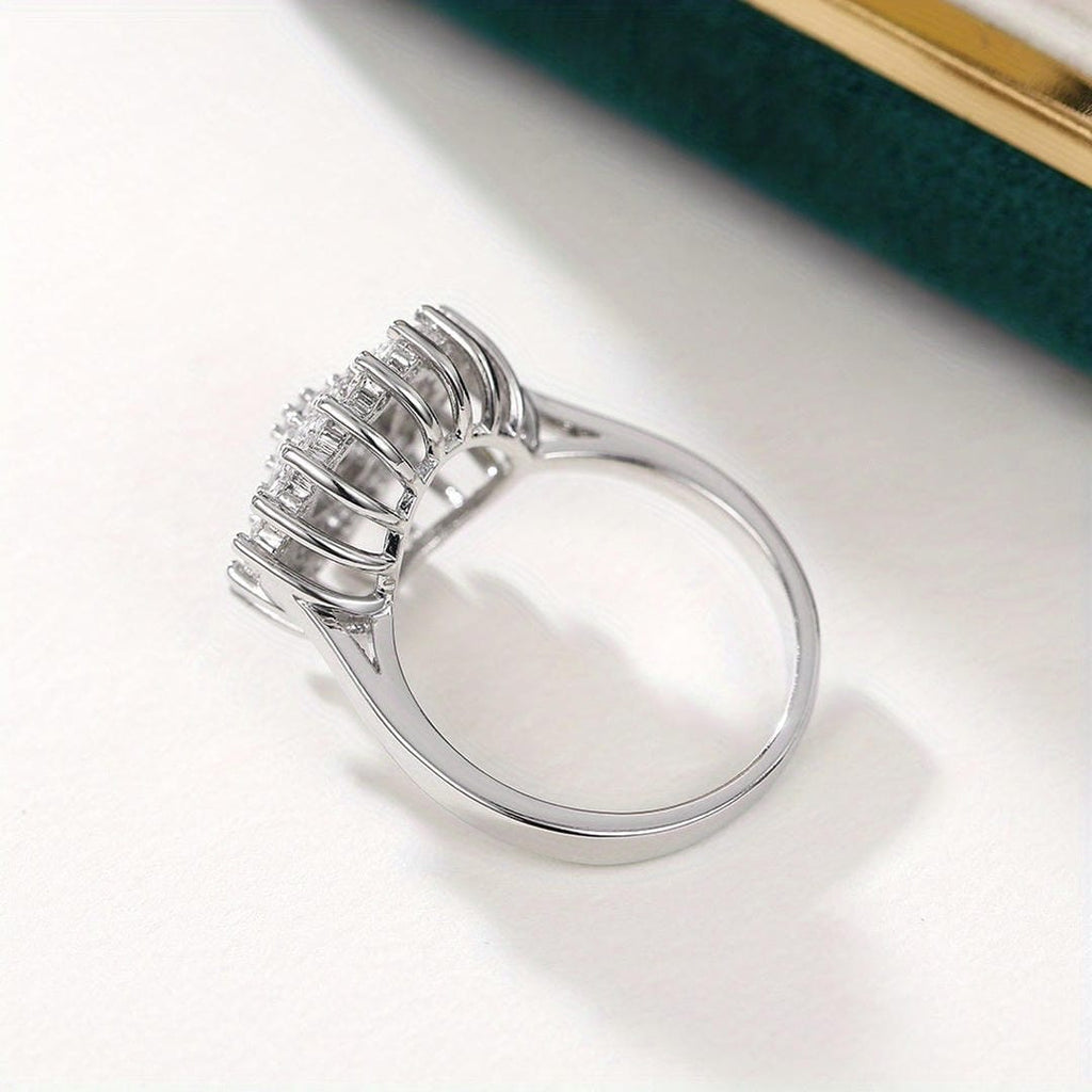 Anillo llamativo con halo de cristales en racimo