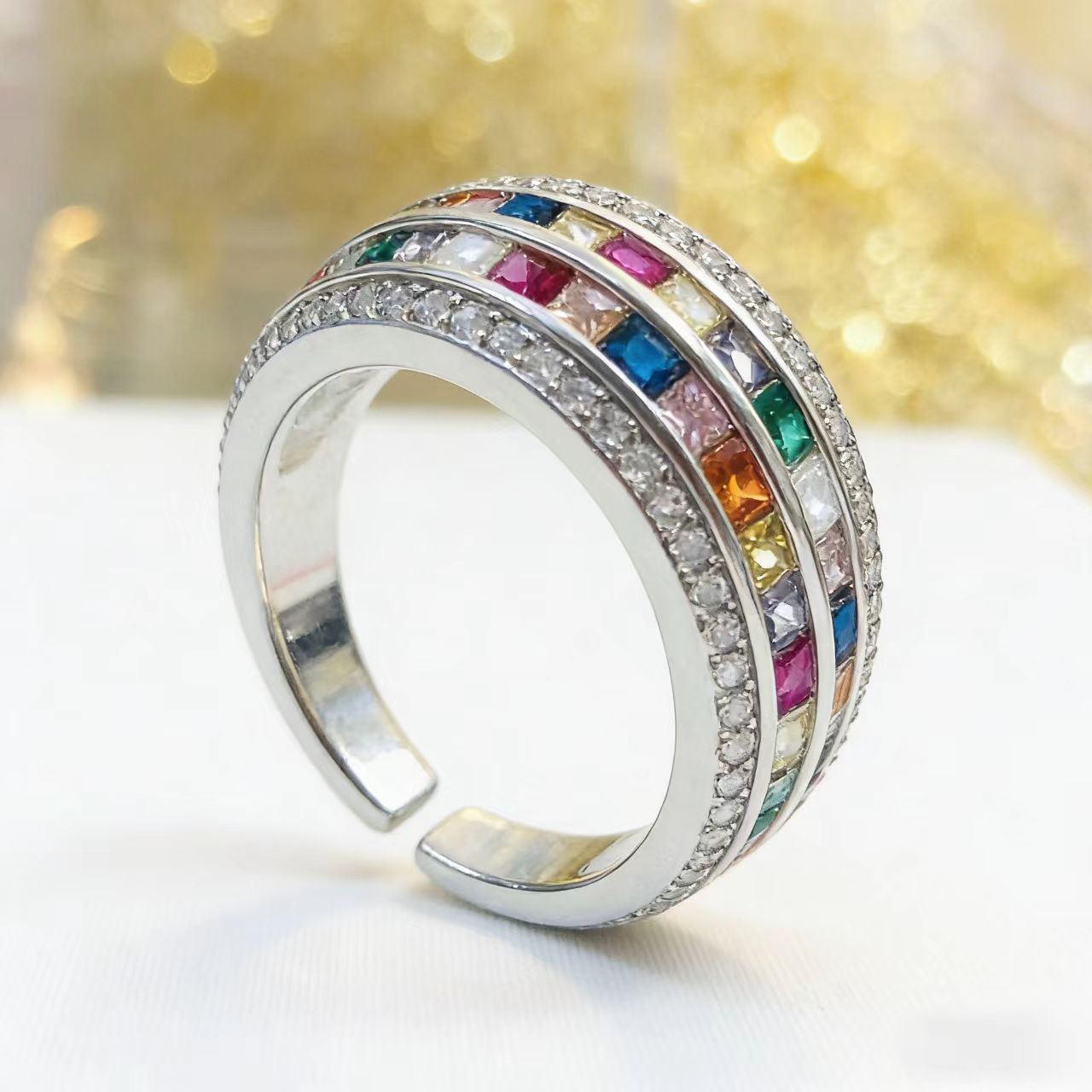 Anillo elegante de piedra arcoíris