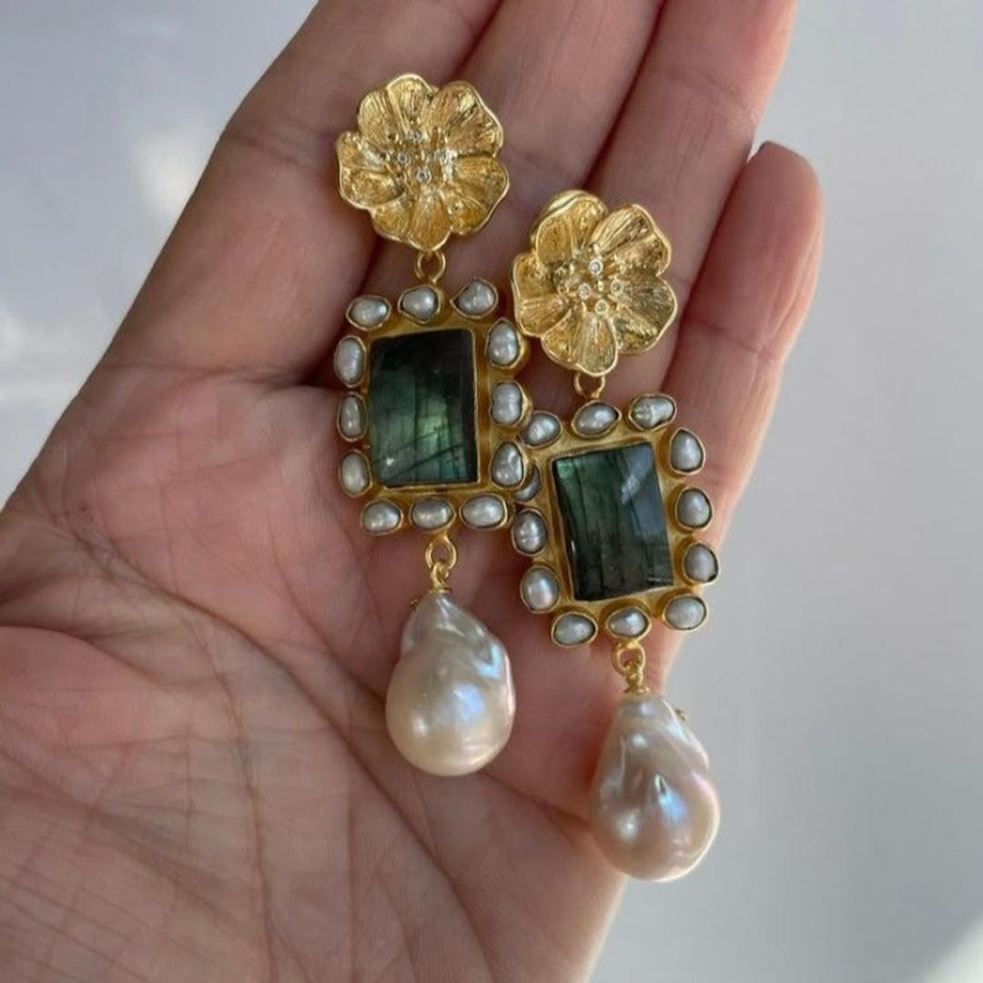 Pendientes llamativos de perlas con halo floral