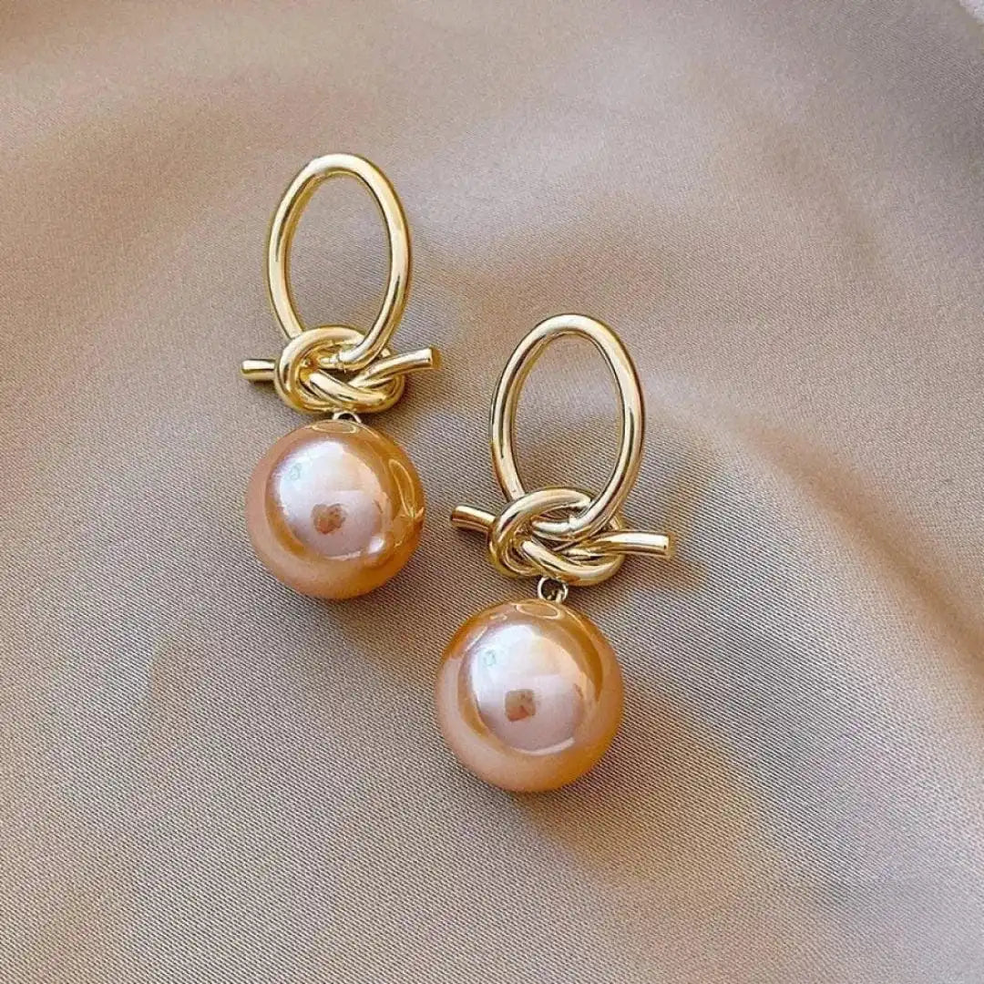 Elegantes pendientes de perlas rosas con caída