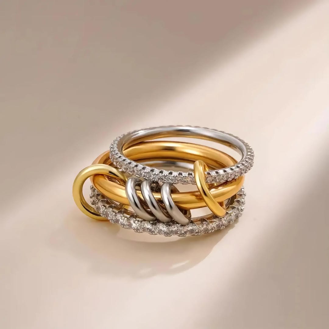 Anillo Majestuoso de Cristales Apilados