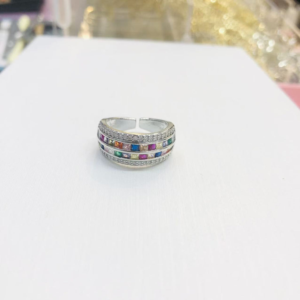 Anillo elegante de piedra arcoíris