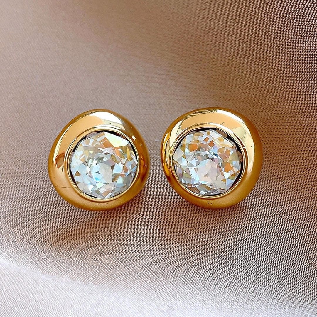Pendientes de circonita redonda de oro atemporal