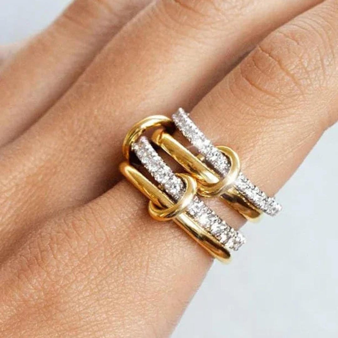 Elegante anillo Calyra de cristales apilados