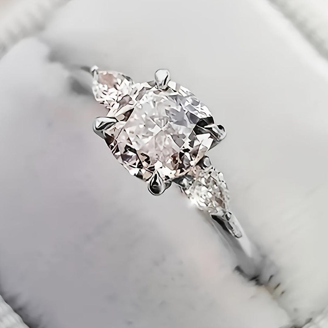 Anillo de acento de pera de cristal de cojín