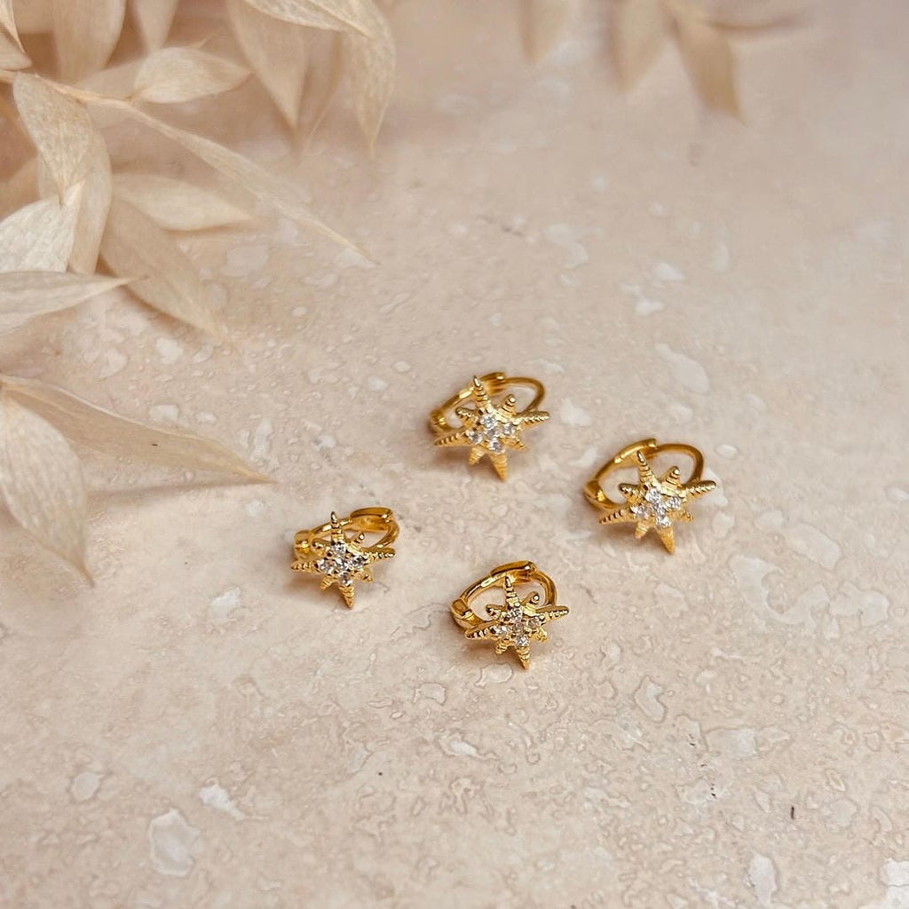 Juego de 2 pares de aretes de aro pequeños con estrella de cristal dorada