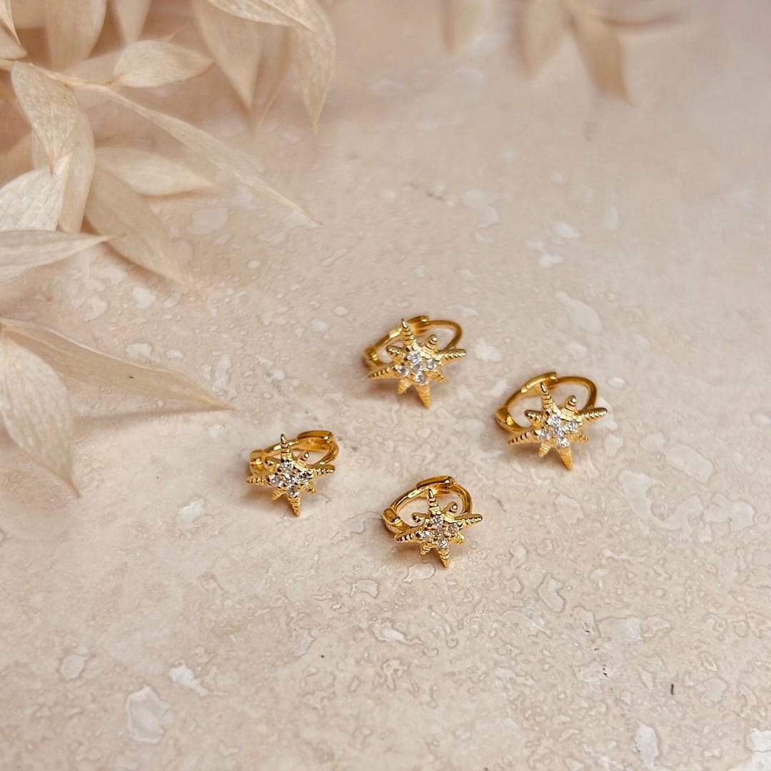 Juego de 2 pares de aretes de aro pequeños con estrella de cristal dorada