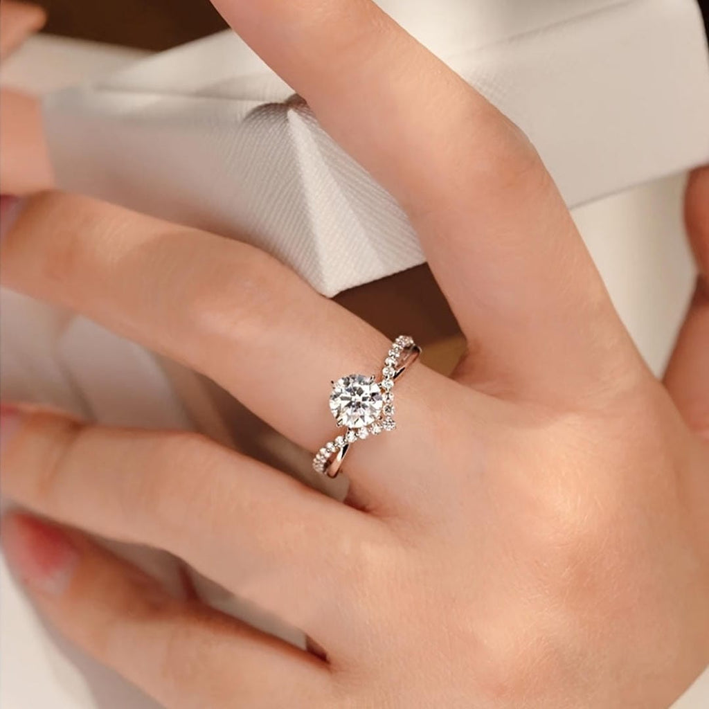 Anillo de promesa de cristal solitario con corona