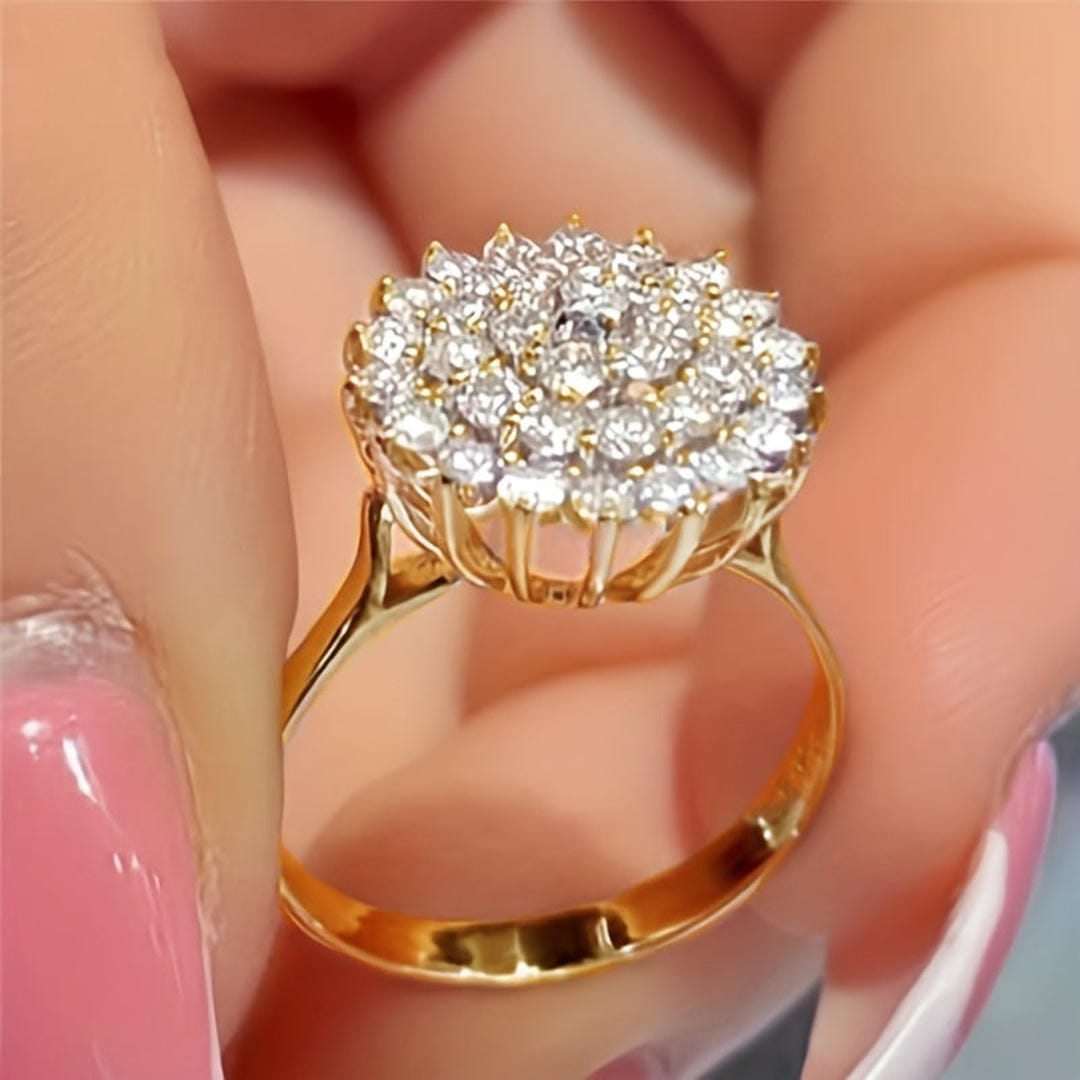 Anillo llamativo con halo de cristales en racimo