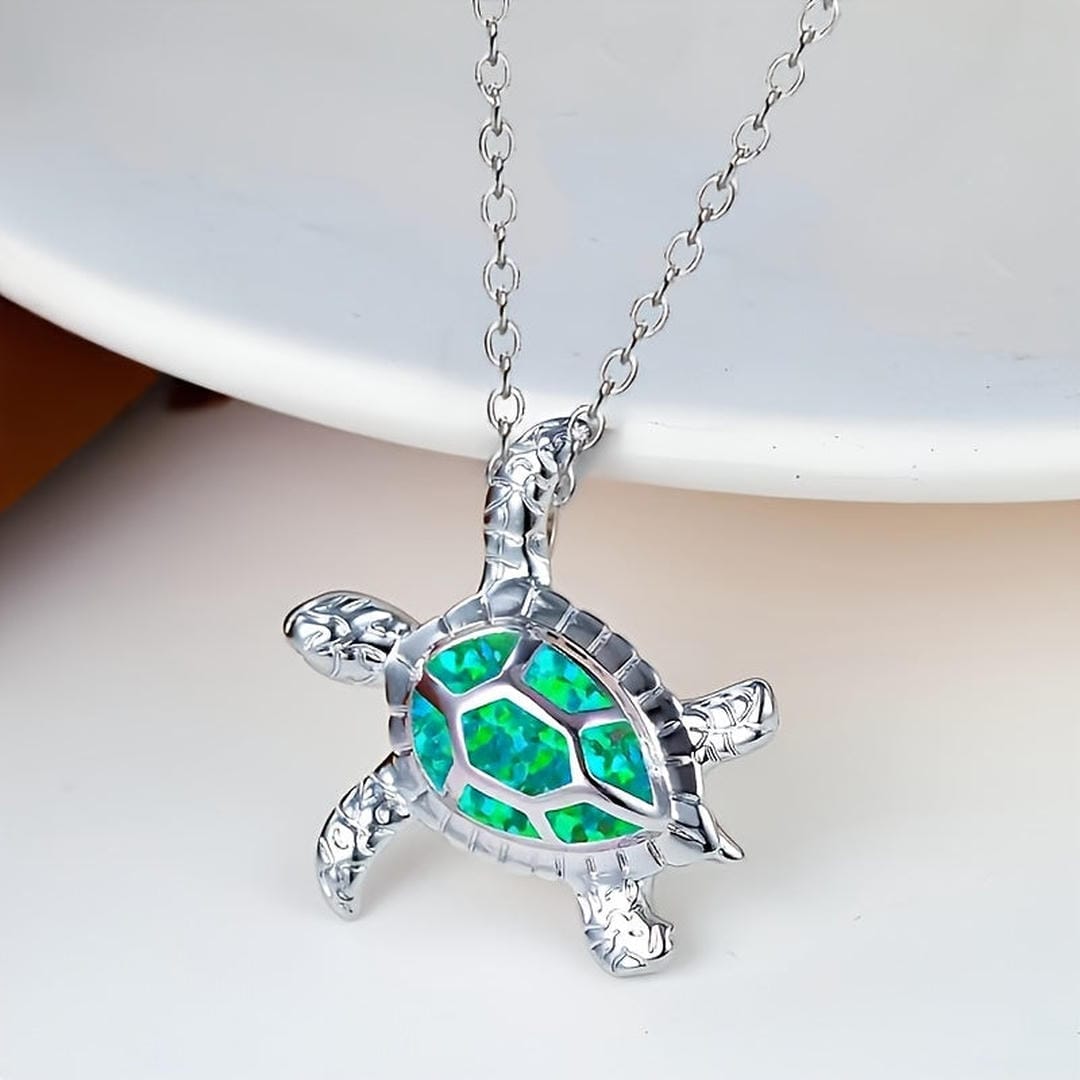 Collar con colgante de tortuga brillante
