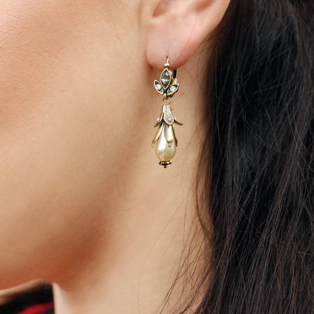 Pendientes de plata con perlas y lirios florales