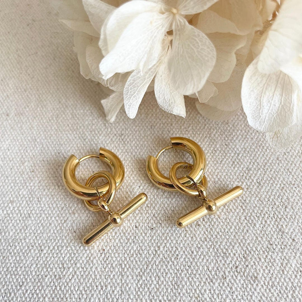 Pendientes de aro con barra de oro para uso diario