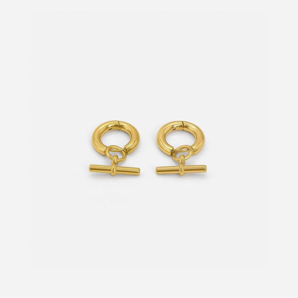 Aros dorados elegantes con barra en T