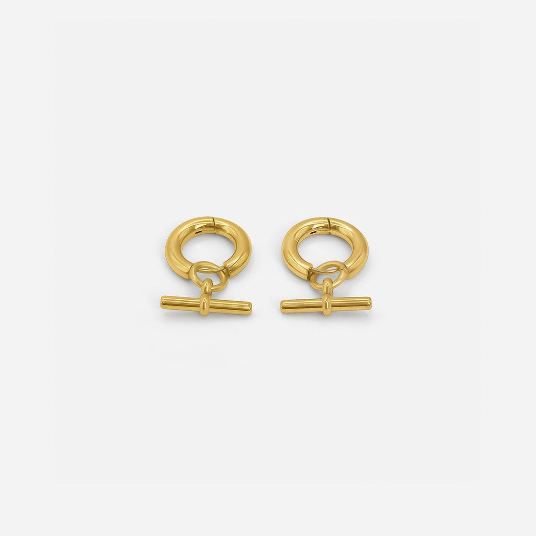 Aros dorados elegantes con barra en T