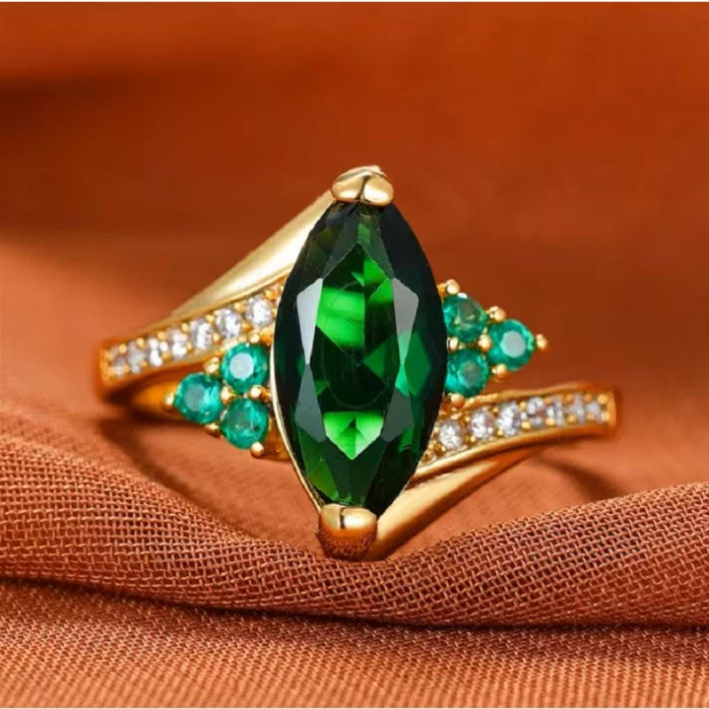 Anillo de corona de marquesa con esmeraldas