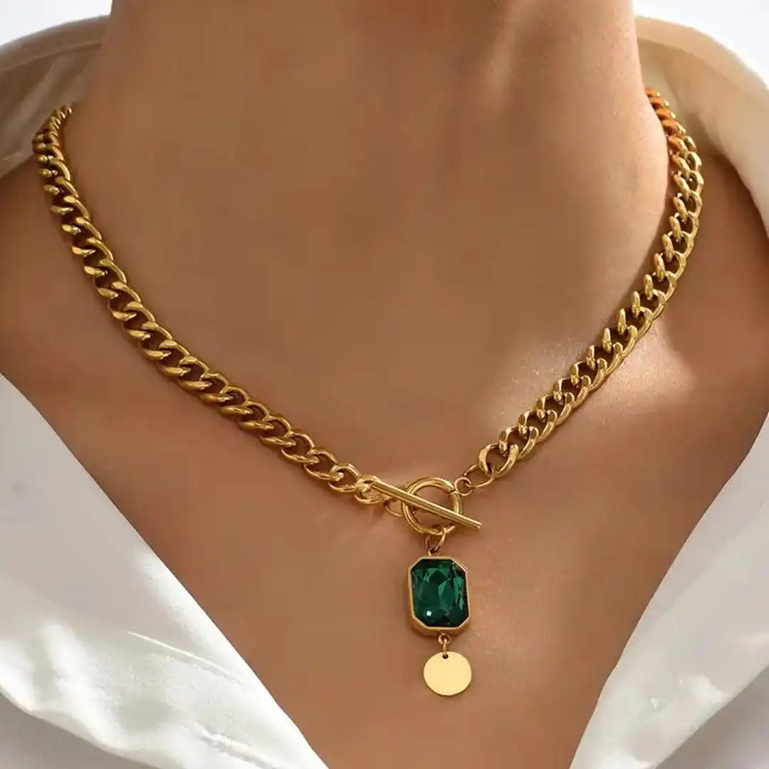 Collar con Colgante de Esmeralda y Cadena Gruesa Dorada
