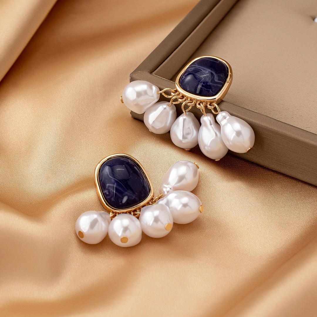 Pendientes de botón con flecos Midnight Pearl