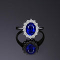 Anillo clásico de zafiro con halo