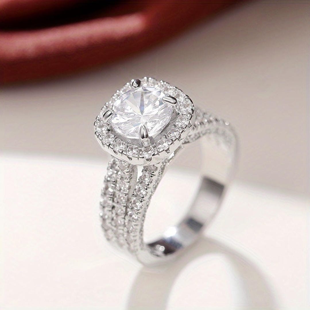 Anillo de declaración con pavé y halo en forma de cojín