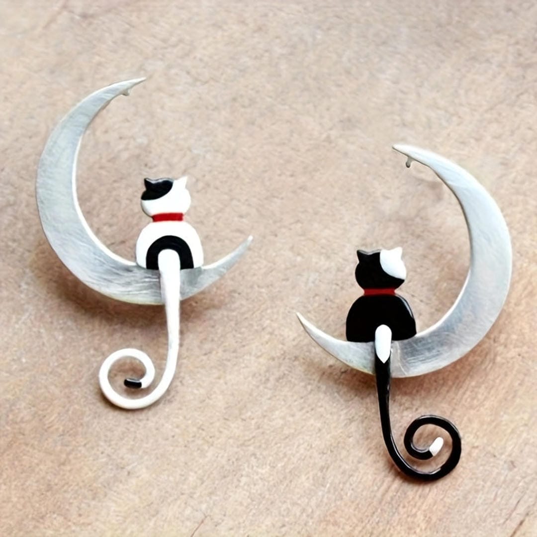 Pendientes asimétricos de gato en la luna