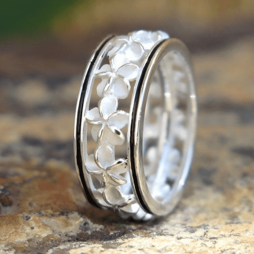 Anillo floral blanco vintage en plata