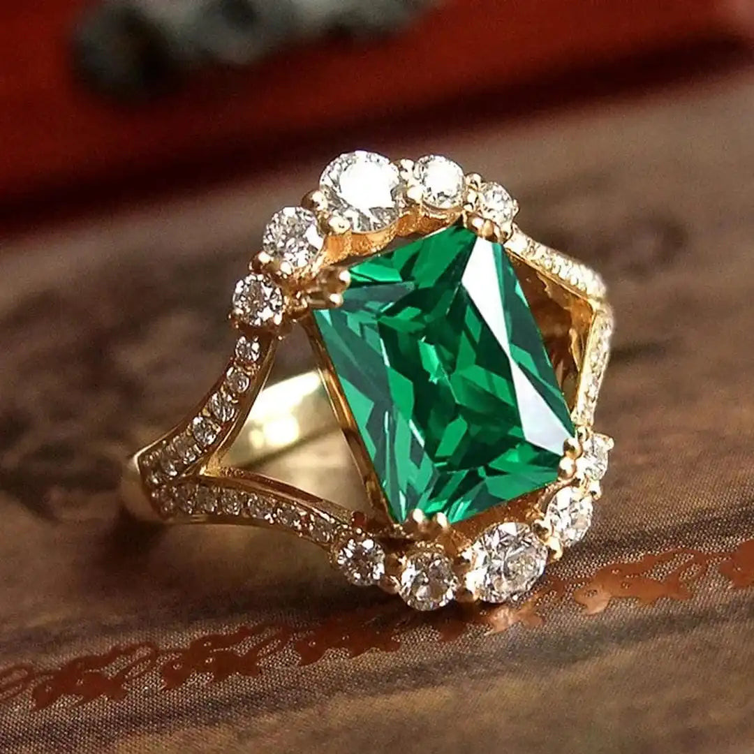 Anillo llamativo luminoso y brillante