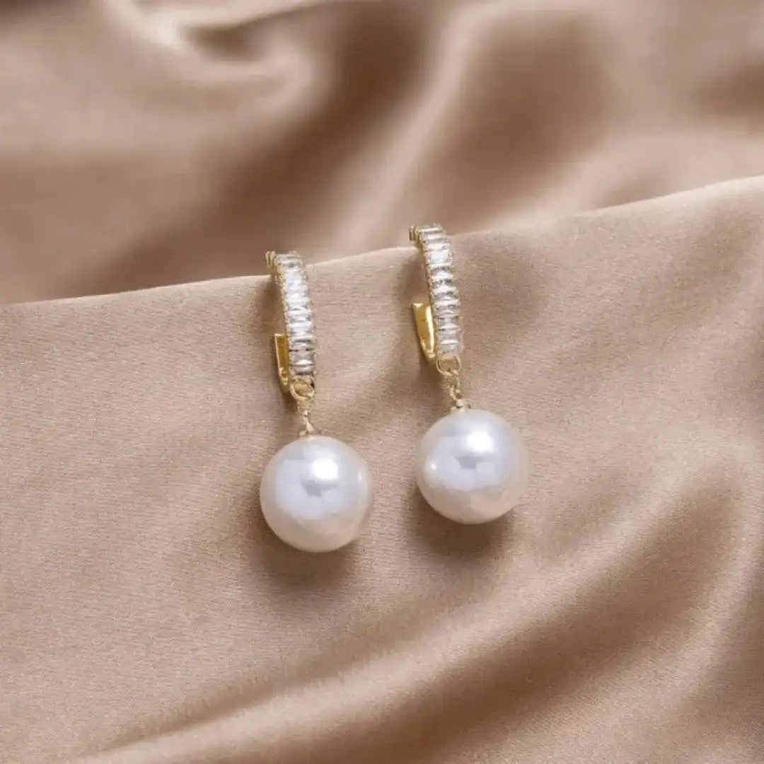 Aretes elegantes de perlas y circonitas