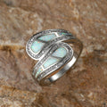 Anillo de circonita con incrustaciones de ópalo