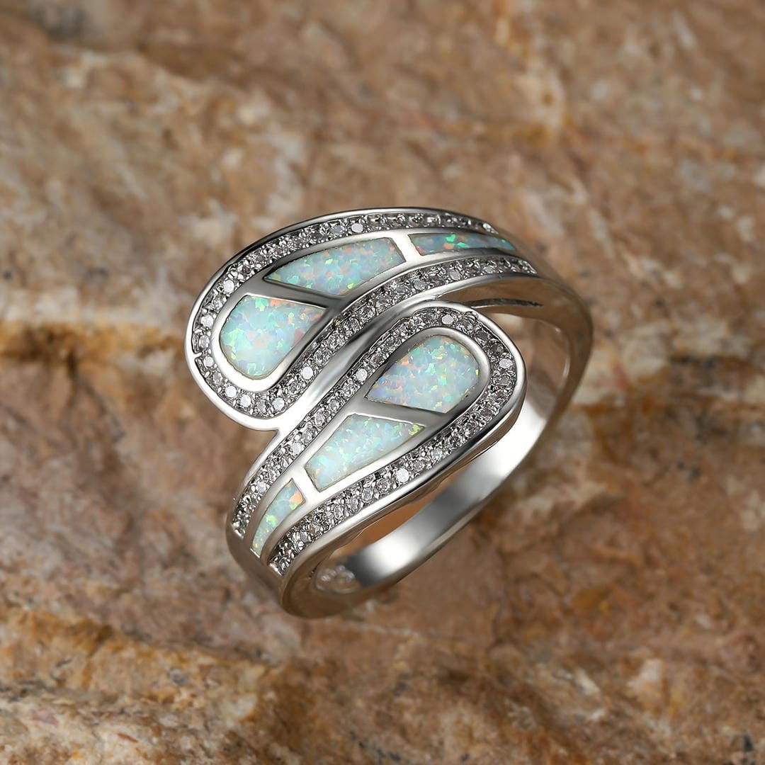 Anillo de circonita con incrustaciones de ópalo